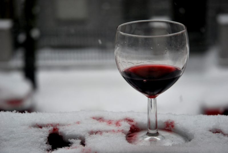 Rotweinglas im Schnee