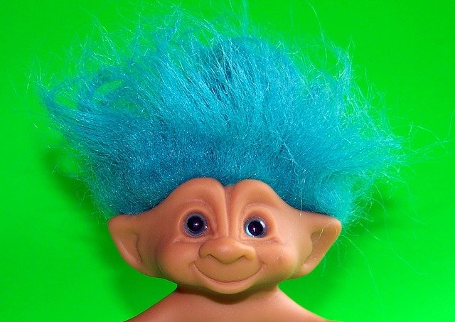 Eine Troll-Puppe mit blauen Haaren